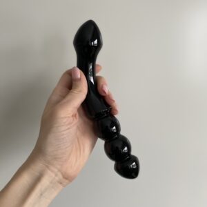 Mustast obsidiaanist tekstuurne dildo