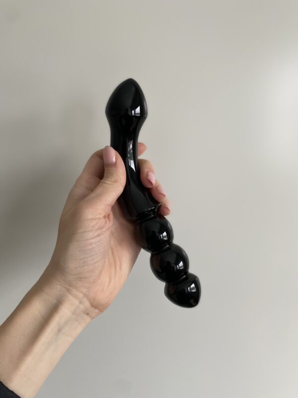 Mustast obsidiaanist tekstuurne dildo